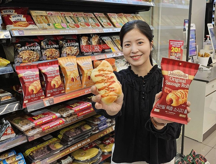 모델이 핫브레드 상품을 소개하고 있다.