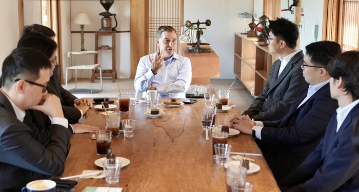 맷 가먼 아마존웹서비스(AWS) 최고경영자(CEO)가 30일 'AWS 스타트업 라운드테이블' 행사에서 국내 주요 인공지능(AI) 스타트업들과 협력 방안을 논의하고 있다.