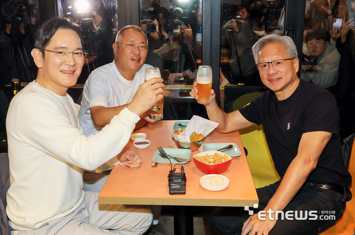 [포토] 이재용·정의선·젠슨 황 '한국에서 치킨회동'