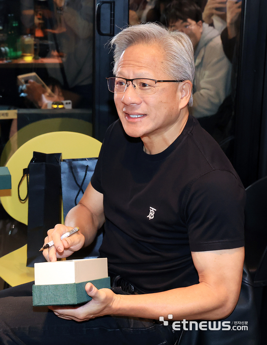 [포토] 정의선 회장에게 줄 선물에 사인하는 젠슨 황
