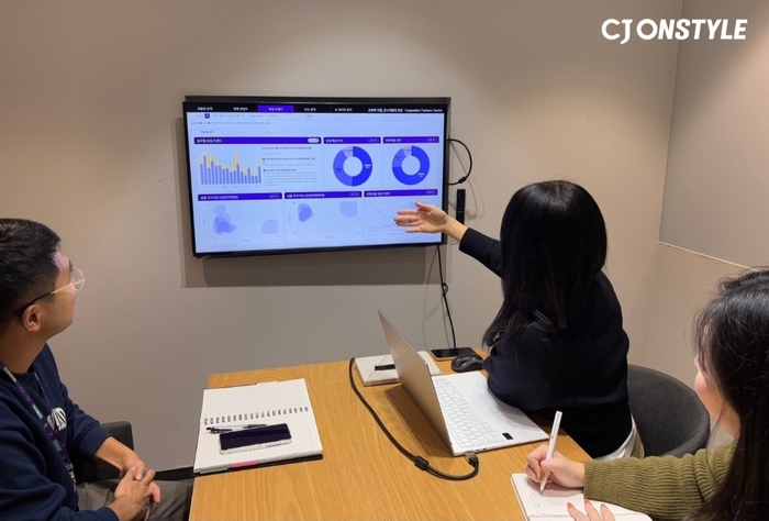 CJ온스타일 협력사 전용 AI 데이터 플랫폼 '비즈니스 인사이트' 담당자가 협력사에 고객 분석 데이터를 설명해주고 있다.