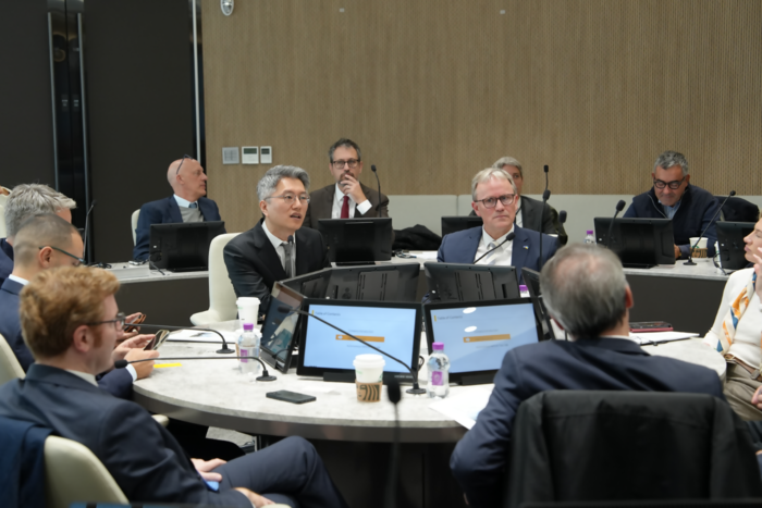 지난 29일 경기 성남시 카카오모빌리티 사옥을 방문한 유럽의회 교통관광위원회 소속 의원들이 카카오모빌리티 관계자들 함께 미래 모빌리티 기술에 대해 논의하고 있다. 사진 중앙 왼쪽부터 류긍선 카카오모빌리티 대표, 옌스 기에세케 유럽의회 교통관광위원회 대표단장. 〈자료 카카오모빌리티〉