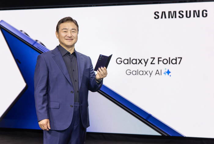 [이슈플러스] 갤Z폴드7 흥행에 호실적…삼성폰, 4분기 플래그십 주력