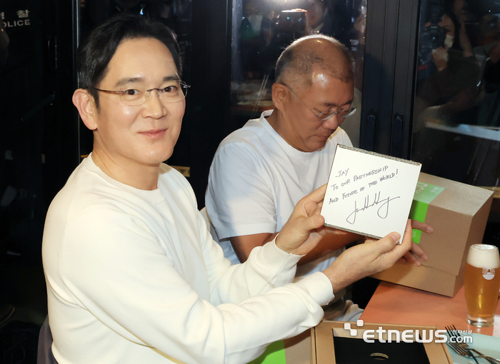 [포토] 젠슨 황 회장에게 선물 받은 이재용 회장