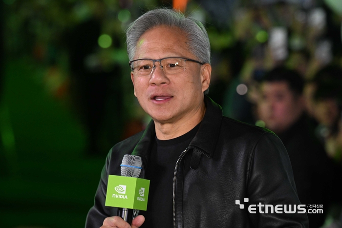 젠슨 황 엔비디아 최고경영자가 30일 오후 서울 강남구 코엑스광장에서 열린 '엔비디아 지포스 게이머 페스티벌' 주요 파트너 회사 부스에서 참관객들과 대화를 하고 있다.
 김민수기자 mskim@etnews.com