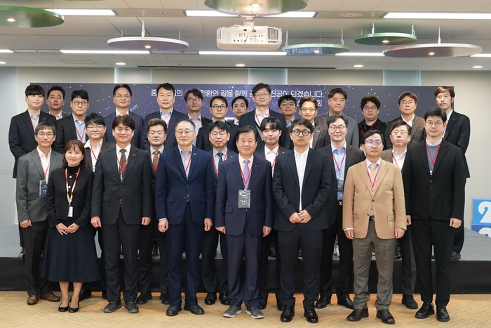 글로벌창업사관학교에서 열린 'AX혁신위원회(이하 위원회)' 출범식에서 관계자들이 기념 촬영을 하고 있다.