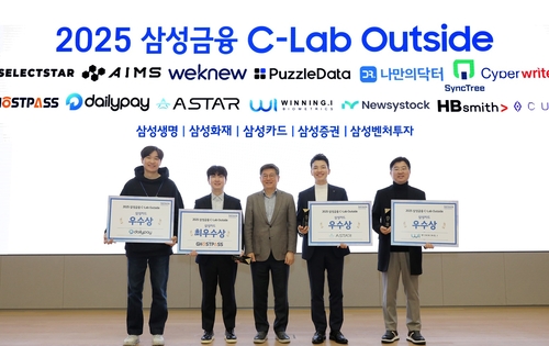 29일 삼성금융캠퍼스에서 개최된 '2025 삼성금융 C-Lab Outside'에서 김이태 삼성카드 사장(왼쪽 세번째)이 삼성금융네트웍스를 대표해 본선 진출 스타트업 수상자들과 함께 기념촬영을 하고 있다.(사진=삼성금융네트웍스)