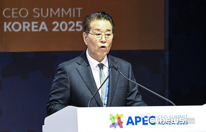 장인화 포스코 회장이 30일 경북 경주 예술의전당에서 열린 아시아태평양경제협력체(APEC) 정상회의 최고 경영자(CEO) 서밋(Summit) '세션 10 : 탄력적이고 친환경적인 글로벌 공급망 구축'에서 연설하고 있다. 경주=이동근기자 foto@etnews.com