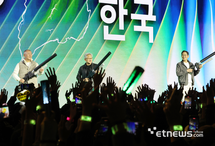 [포토] 퍼포먼스하는 젠슨황-이재용-정의선