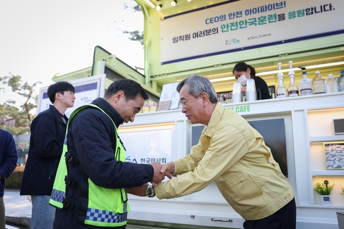 정기환 한국마사회장이 안전캠페인을 통해 임직원을 격려하고있다.(사진=한국마사회)
