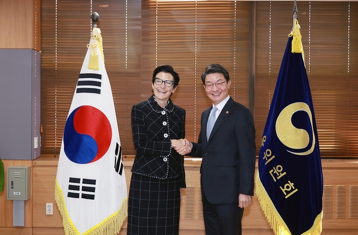 이억원 금융위원장이(오른쪽)  30일 오전 정부서울청사에서 대통령 주재 '대한민국 투자 서밋('25.9.25, 뉴욕)' 후속조치로 미국 씨티그룹 본사 제인 프레이저 이사회 의장 겸 CEO(Citigroup Chair of the Board and CEO Jane Fraser, 이하 '대표')와 면담했다. 사진제공=금융위