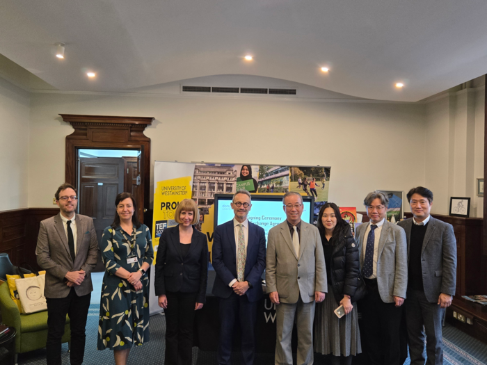 영국 웨스트민스터대학과 업무협약을 체결하고 기념사진을 촬영하고 있다.(사진=동국대)