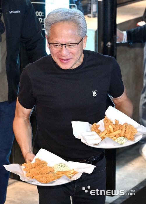 [포토] 젠슨 황, '치킨이 왔어요'