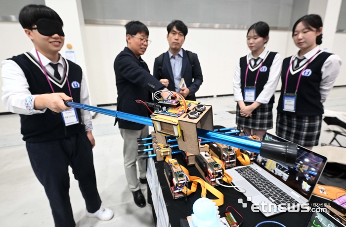 [포토] 학생들이 발명한 스마트 지팡이