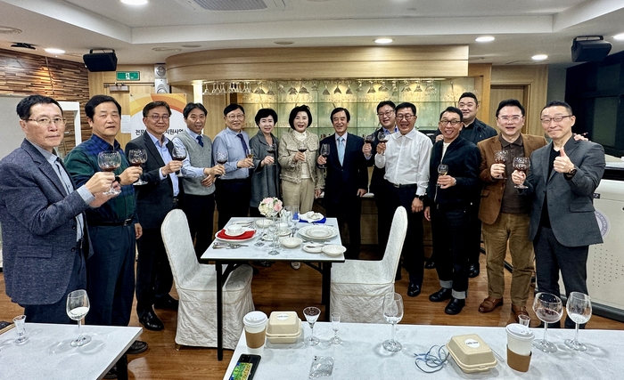 경인여자대학교는 27일 인천 지역 산업계와 언론계, 문화계 주요 인사를 초청해 “서양 음식과 와인을 주제로 한 비즈니스·테이블 매너 특강”을 개최했다.(사진=경인여대)