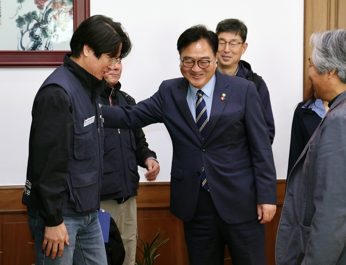 우원식 국회의장이 30일 오전 의장집무실에서 쌍용자동차 노조 김득중 지부장과 집행부, 시민단체 관계자들을 만났다.(사진=국회의장실)