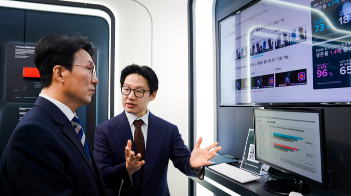 김민석 국무총리(왼쪽)가 30일 경북 경주시 경주엑스포대공원 첨단미래산업관에 마련된 루닛 부스에서 서범석 루닛 대표로부터 암 진단 AI 솔루션 '루닛 인사이트' 설명을 듣고 있다.(사진=루닛)