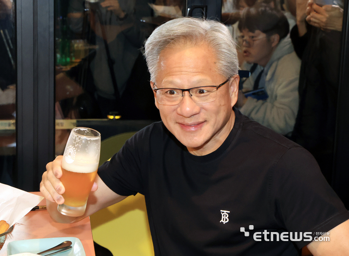 [포토] 맥주잔 들고 있는 젠슨 황