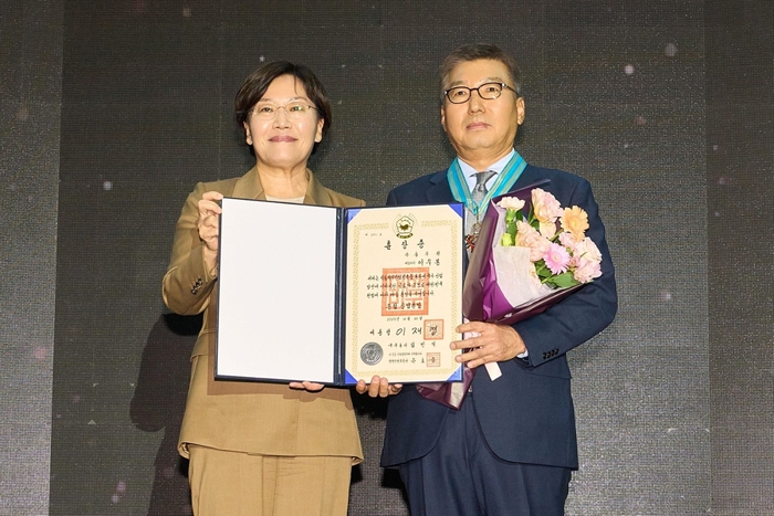 지난 29일 이우봉 풀무원 총괄CEO가 서울 삼성 코엑스에서 열린 '푸드위크 코리아 2025'에서 국내 식품산업의 성장 및 발전에 기여한 공로를 인정받아 '은탑산업훈장'을 받았다. 이우봉 총괄CEO(오른쪽)가 송미령 농림축산식품부 장관과 기념 촬영을 하고 있다.