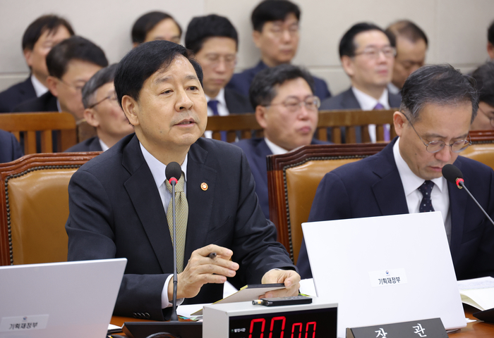 종합 국정감사 출석한 구윤철 부총리 (서울=연합뉴스) 황광모 기자 = 구윤철 부총리 겸 기획재정부 장관이 30일 서울 여의도 국회 기획재정위원회에서 열린 2025년도 종합 국정감사에 출석하고 있다. 2025.10.30 hkmpooh@yna.co.kr (끝)