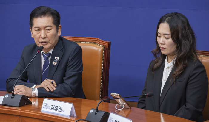 더불어민주당 정청래 대표가 30일 국회에서 12.29 여객기참사 유가족협의회를 만나 인사말을 하고 있다. 연합뉴스