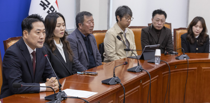 국민의힘 장동혁 대표가 30일 국회에서 12.29 여객기참사 유가족협의회 대표단을 만나 인사말을 하고 있다. 연합뉴스
