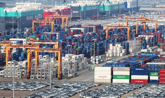 평택항에 쌓여있는 컨테이너.[연합뉴스]