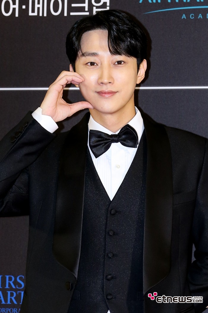 [ET포토] 진영, '스위트한 시선'