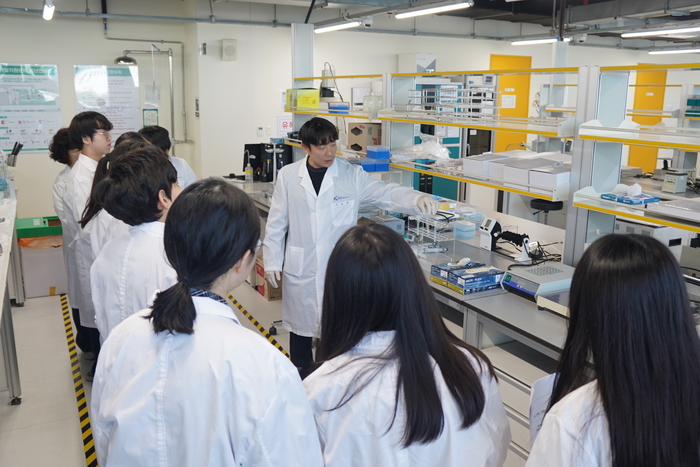 청소년들이 신약개발지원센터를 방문해 '항원-항체' 반응 원리를 교육받고 있다.