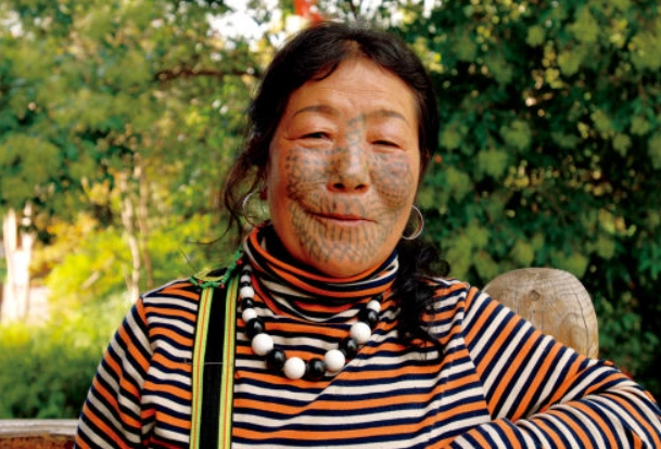 얼굴에 문신을 새기고, 물 대신 술을 마시는 독특한 전통을 가진 중국의 소수민족 두룽족 여성들이 눈길을 끌고 있다. 〈사진=중국 시나닷컴〉