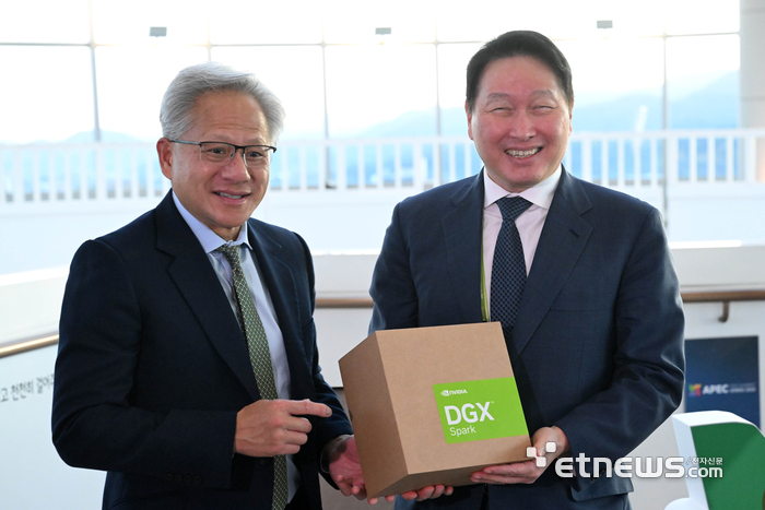 [포토] AI슈퍼컴퓨터 선물하는 젠슨 황