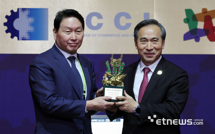 최태원 대한상의 회장이 31일 오후 경북 경주예술의전당에서 아시아태평양경제협력체(APEC) 최고경영자(CEO) 서밋(Summit) 페회식에서 런 홍빈 중국 국제무역촉진위원회 회장에게 의사봉을 인계하고 있다. 경주=이동근기자 foto@etnews.com