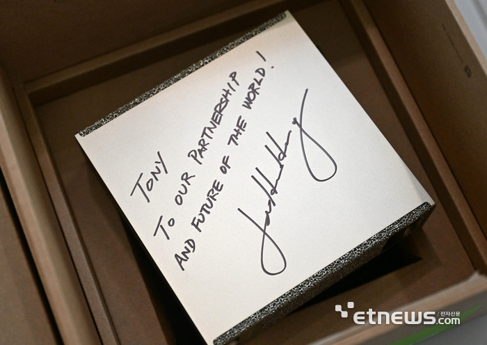 [포토] 젠슨 황이 최태원 회장에게 선물한 AI 슈퍼컴퓨터 'DGX스파크'