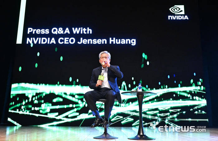 [포토] 젠슨 황 '탄산이 필요해'