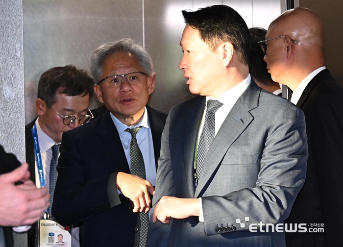 [포토] 이동하는 젠슨 황-최태원