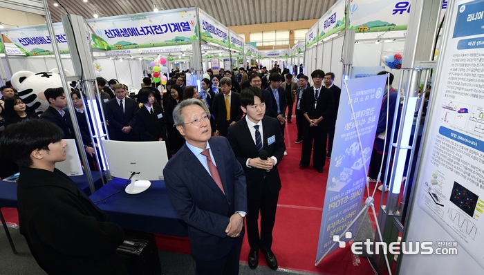 최재영 총장과 내빈들이 전시 부스를 둘러보고 있다.