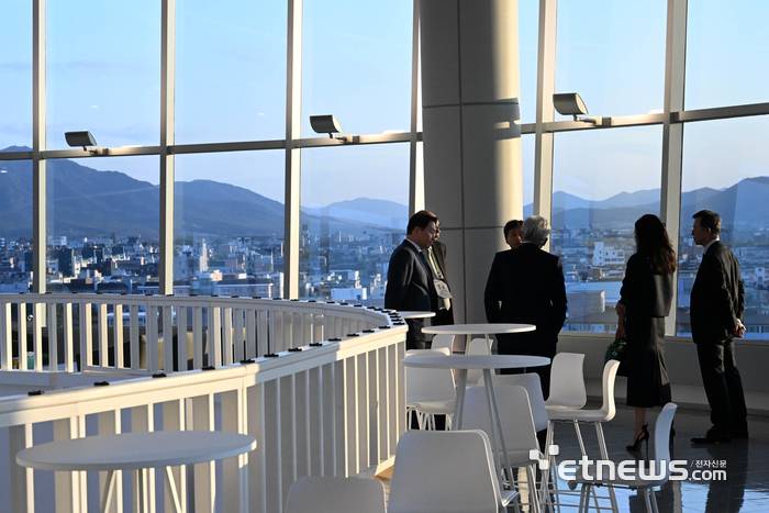 [포토] 환담 나누는 젠슨 황-최태원