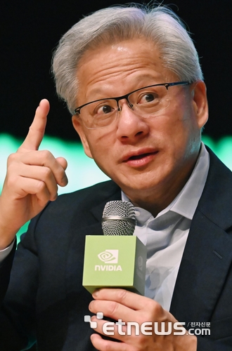 아시아태평양경제협의체(APEC) CEO 서밋 참석차 방한한 젠슨 황 엔비디아 최고경영자가 31일 경북 경주시 경주예술의전당 원화홀에서 열린 기자간담회에서 취재진의 질문에 답하고 있다.  경주=이동근기자 foto@etnews.com