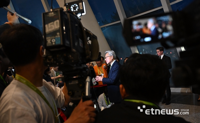 [포토] 외신기자들과 만난 젠슨 황