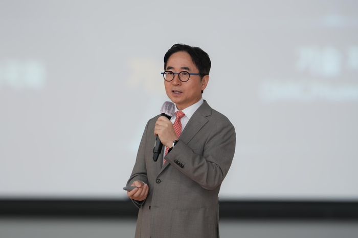 장덕현 삼성전기 사장이 31일 부산 사업장에서 열린 '창립 52주년 기념식'에서 기념사하고 있다. 〈사진 삼성전기 제공〉