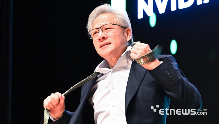 [포토] 넥타이 푸는 젠슨 황