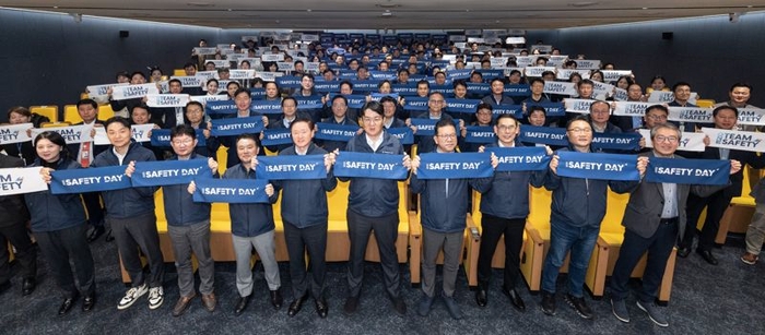 조원태 한진그룹 회장(왼쪽에서 여섯번째), 우기홍 대한항공 부회장(왼쪽에서 다섯번째), 유종석 대한항공 안전보건 총괄 겸 오퍼레이션 부문 부사장(왼쪽에서 네번째)이 제 3회 세이프티 데이에서 임직원과 기념촬영했다.