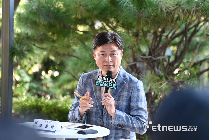 조용익 부천시장이 최근 오정구 삼정동 레미콘 공장 밀집 지역과 고라개공원 일대에서 '틈만나면, 현장속으로'를 개최하고 인사말을 하고 있다.