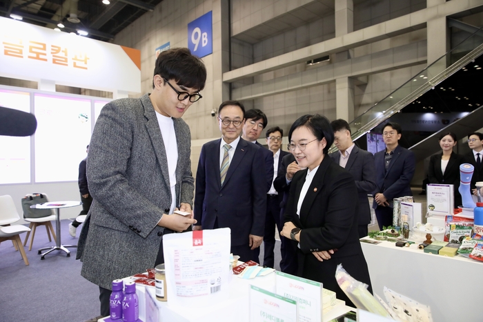 한성숙 중소벤처기업부 장관이 31일 경기 고양 킨텍스에서 열린 '2025 대한민국 소상공인대회'를 방문해 부스를 둘러보고 있다.