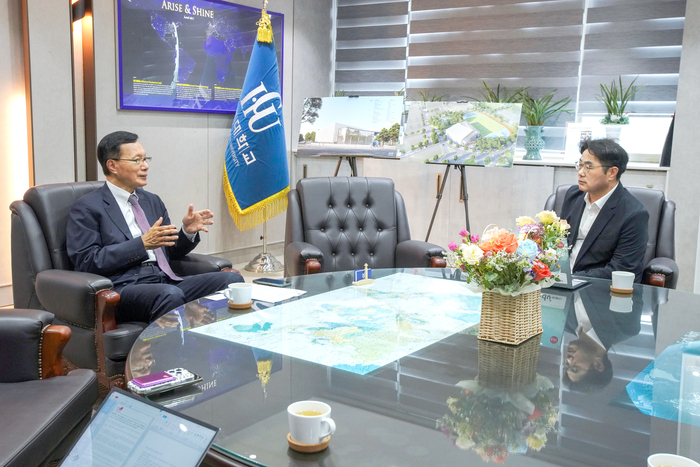 최도성 총장과 신혜권 이티에듀 대표가 대담을 나누고 있다.