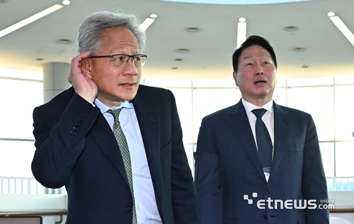 [포토] 젠슨 황, '잘 안들리네'