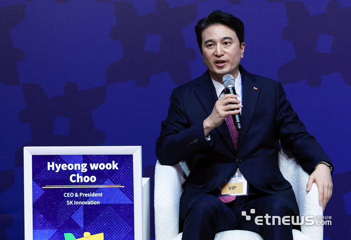 추형욱 SK이노베이션 대표이사가 31일 경북 경주 예술의전당에서 열린 아시아태평양경제협력체(APEC) 정상회의 최고경영자(CEO) 서밋(Summit)에서 '아시아 태평양 LNG 협력'을 주제로 발언하고 있다. 경주=이동근기자 foto@etnews.com