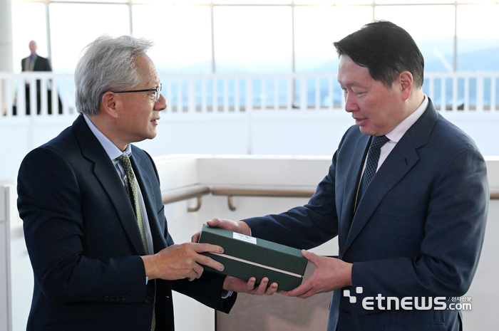 [포토] 최태원 회장에게 위스키 선물하는 젠슨 황