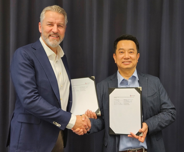 정혁성 CJ제일제당 BMS본부장(오른쪽)과 프레드릭 베리에고르 BIQ머티리얼즈 회장