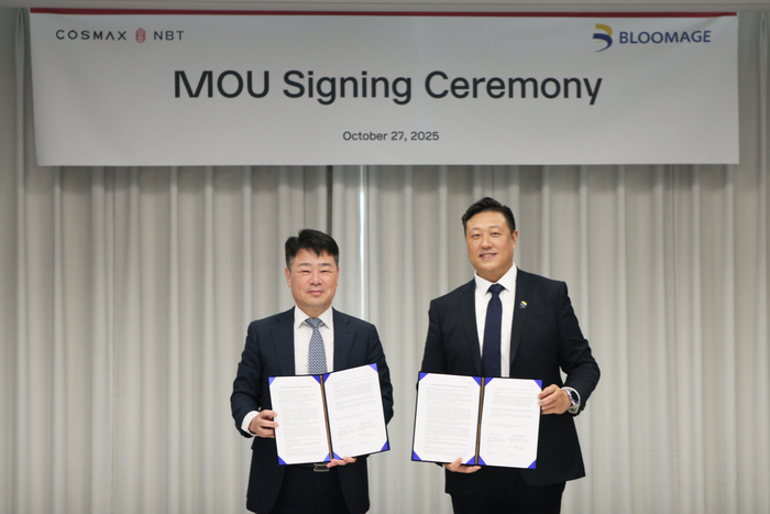 지난 27일 코스맥스 판교사옥에서 열린 MOU체결식에서 김남중 코스맥스엔비티 대표(왼쪽)와 쪼우쏭옌(ZOU SONG YAN, ?松岩) 블루메이지 부사장이 기념사진을 찍고 있다.